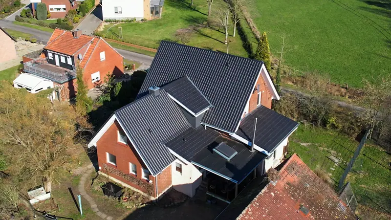Klinkerhaus mit neu eingedecktem Dach und Gauben, Luftaufnahme