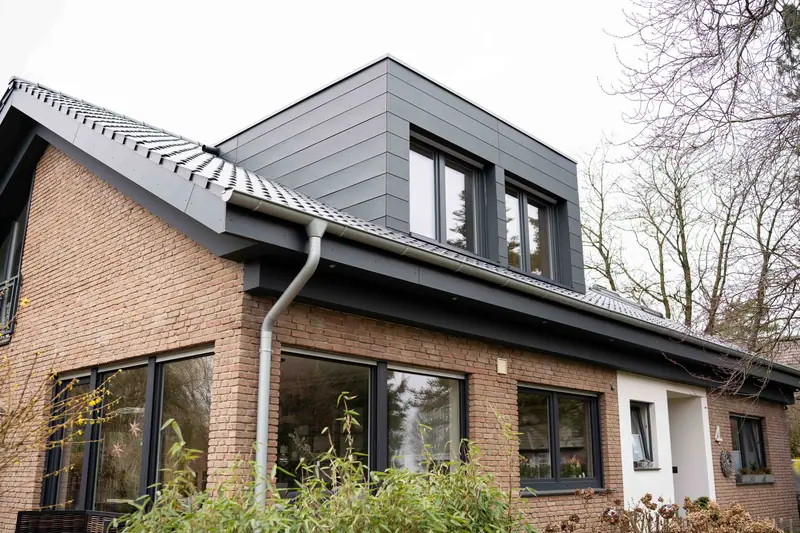 Klinkerhaus mit neuer Dachgaube in anthrazitfarbener Verkleidung