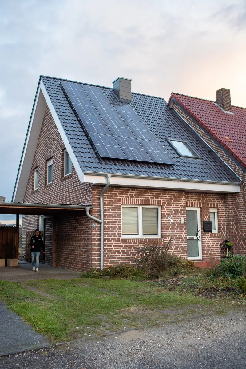 Neu eingedecktes Dach mit Photovoltaikanlage und Dachfenster