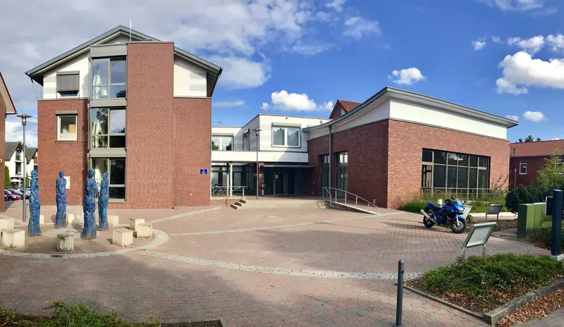 Rathausgebäude mit Klinkerfassade und Anbau