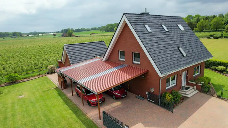 Rotklinkerhaus mit neu eingedecktem Satteldach und Carport von oben