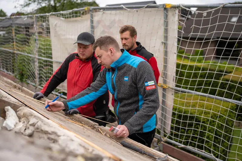 Team von Oliver Rasche bespricht Details auf der Baustelle