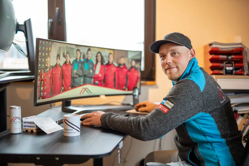 Mitarbeiter von Oliver Rasche im Büro bei der Projektplanung