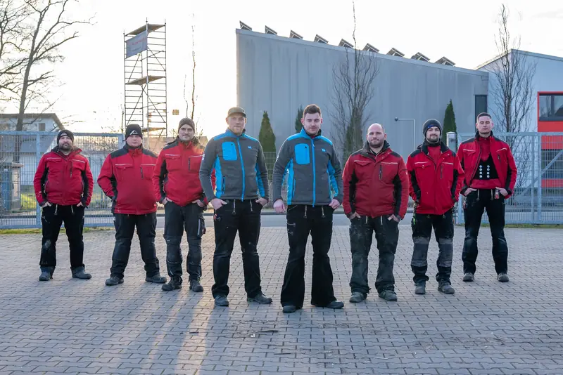 Das Team von Oliver Rasche vor der Firmenhalle