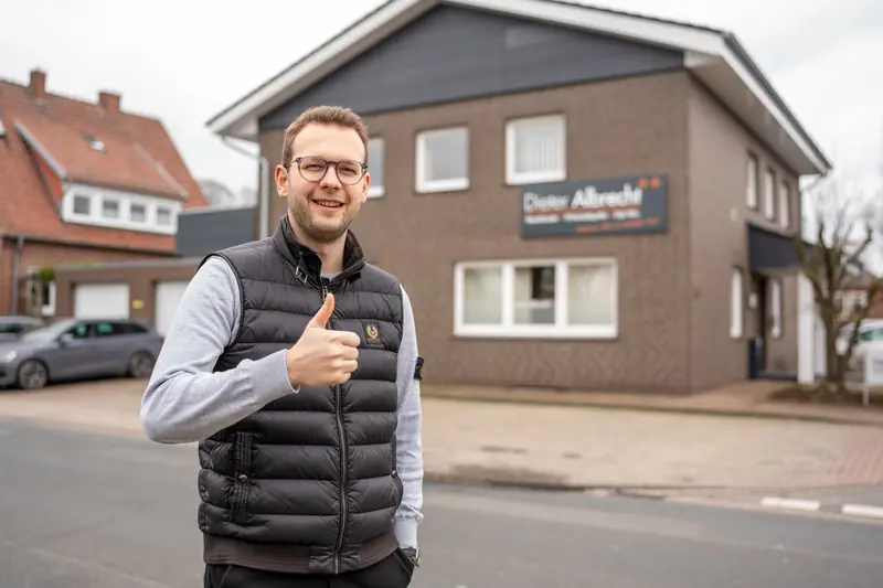 Zufriedener Kunde vor seinem Gebäude